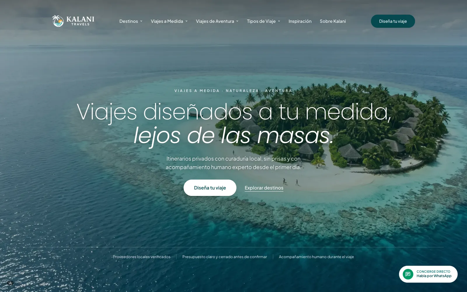 Portada de Kalani Travels: titular «Viajes diseñados a tu medida, lejos de las masas» sobre una vista aérea de una isla de Maldivas